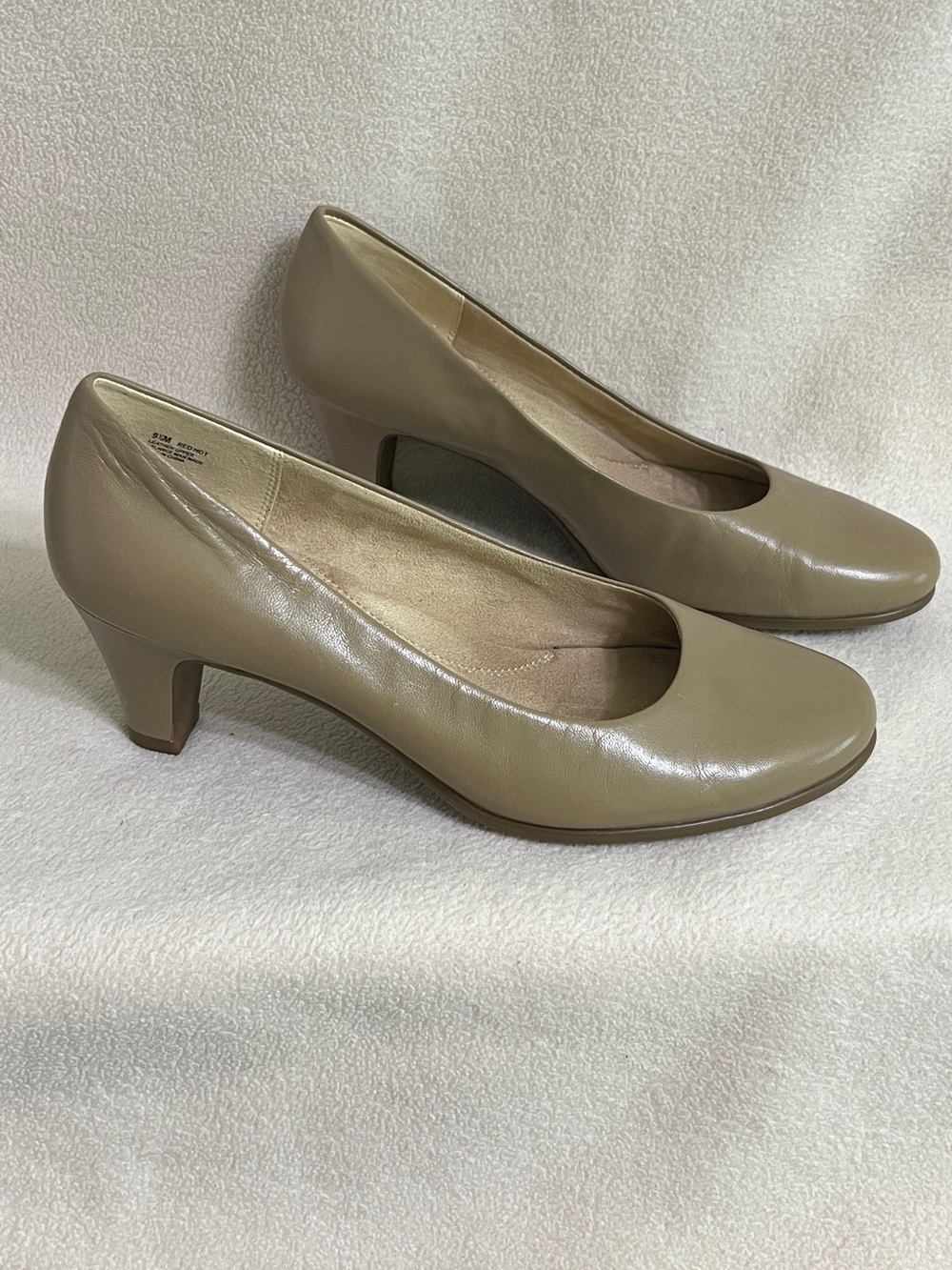 Aerosoles Red Hot Dress Pumps Women's Size 9.5 Beige Leather Mid Heel Comfort